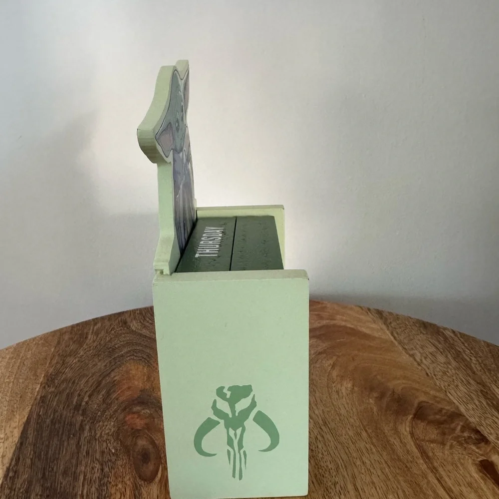 Star Wars Green Baby Yoda Desk Calendar